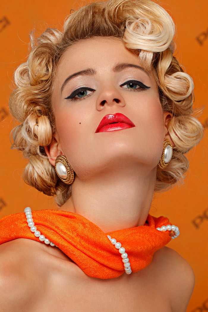 Portraet, Fifties-Look, rote Lippen