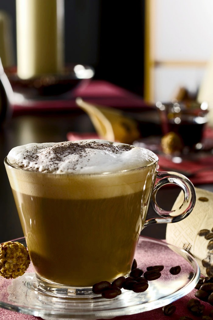 Cappuccino-Tasse mit Kaffeebohnen