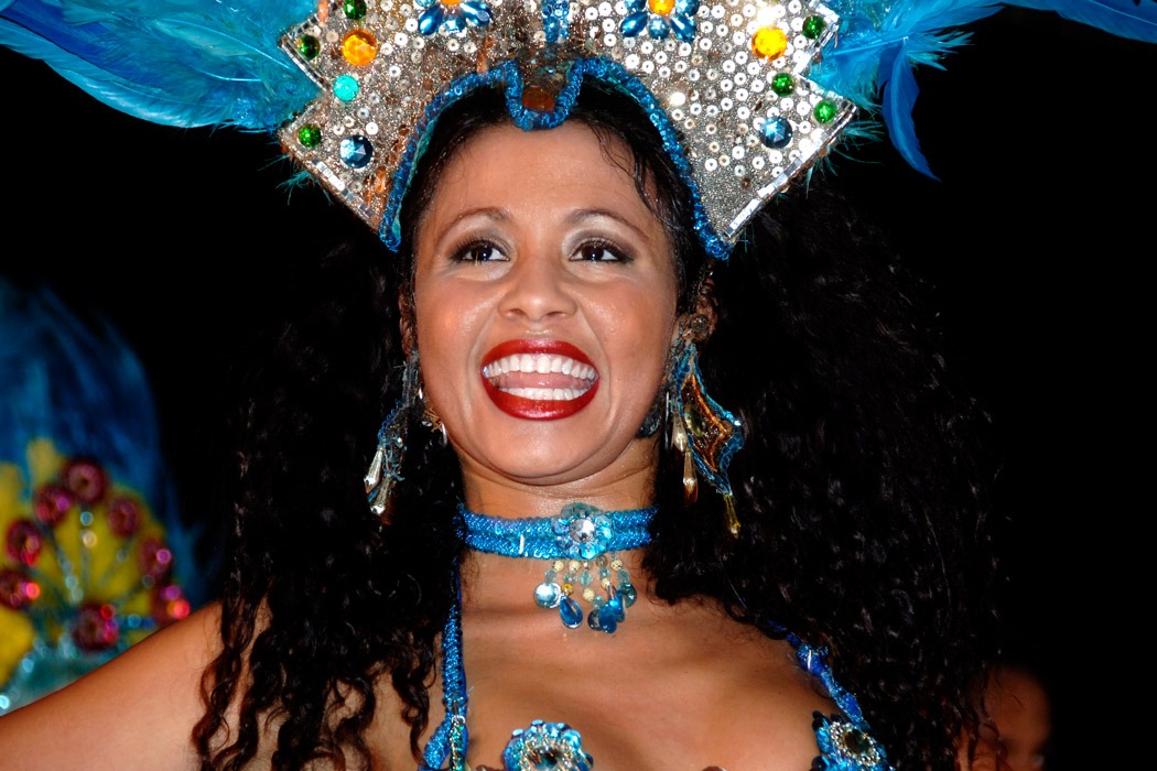 Samba-Taenzerin mit blauem Kopfschmuck
